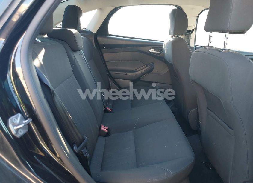 Photo 8 of 2015 Ford Focus SE (VIN 1FADP3F29FL350473)