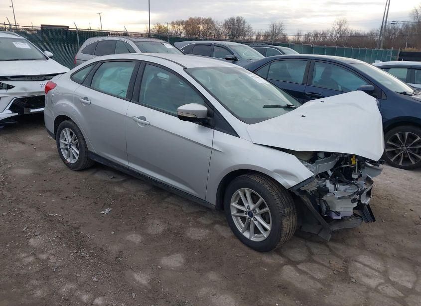 2015 Ford Focus SE (VIN 1FADP3F29FL367032) main photo