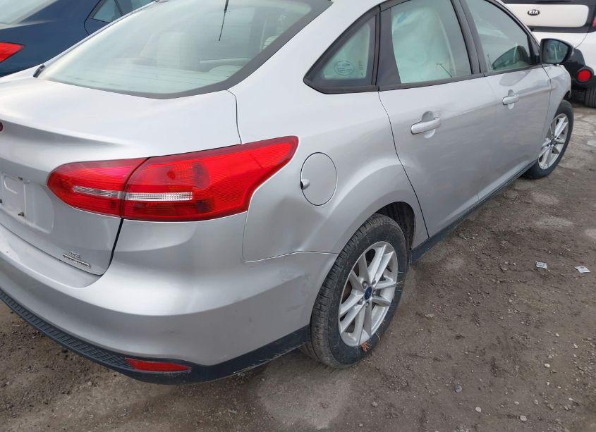 Photo 12 of 2015 Ford Focus SE (VIN 1FADP3F29FL367032)