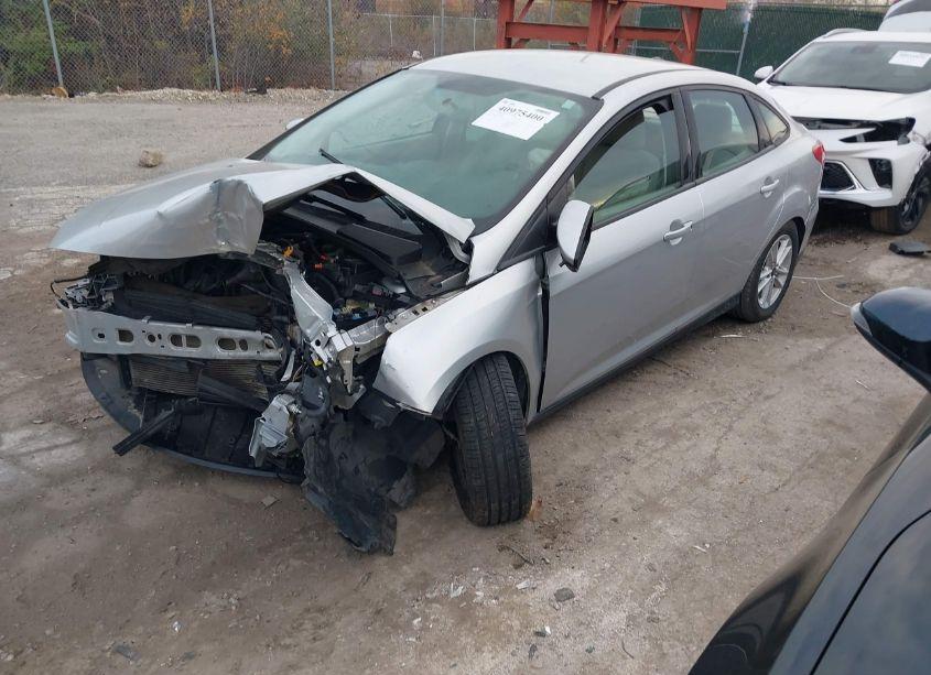 Photo 2 of 2015 Ford Focus SE (VIN 1FADP3F29FL367032)