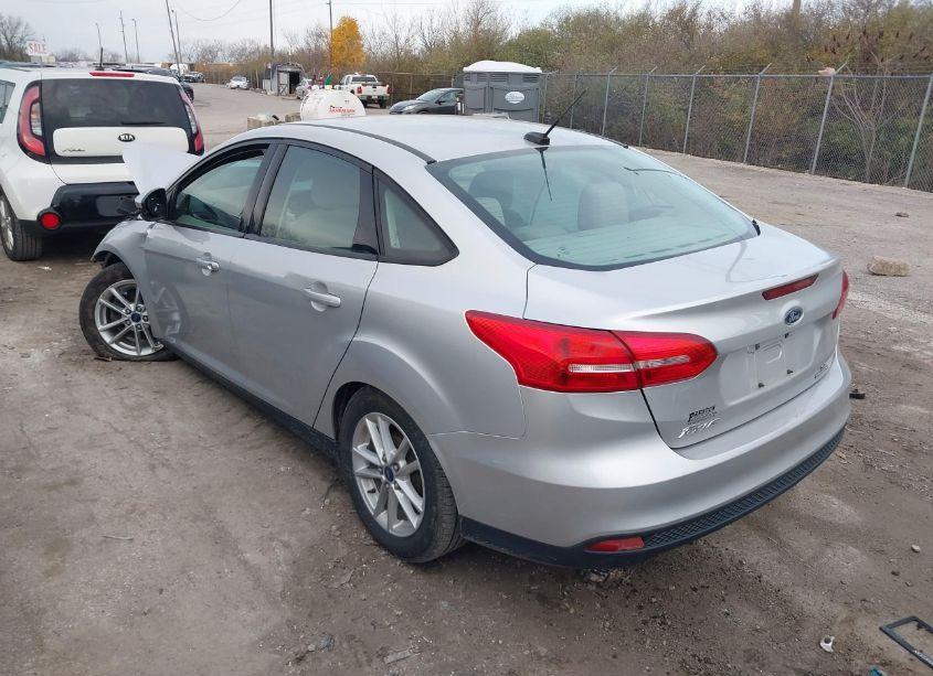 Photo 3 of 2015 Ford Focus SE (VIN 1FADP3F29FL367032)