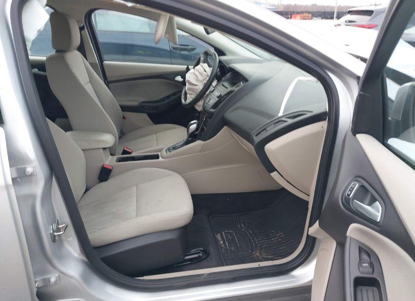 Photo 5 of 2015 Ford Focus SE (VIN 1FADP3F29FL367032)