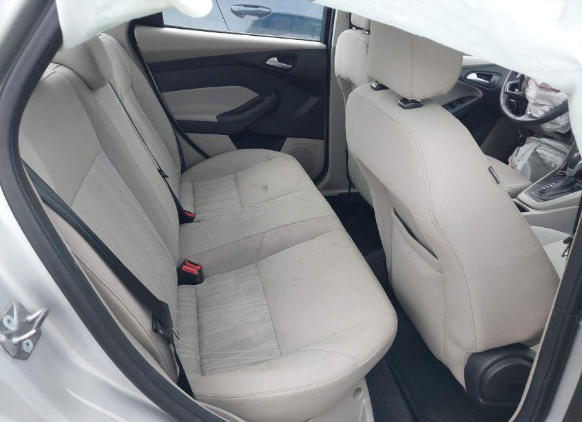 Photo 8 of 2015 Ford Focus SE (VIN 1FADP3F29FL367032)