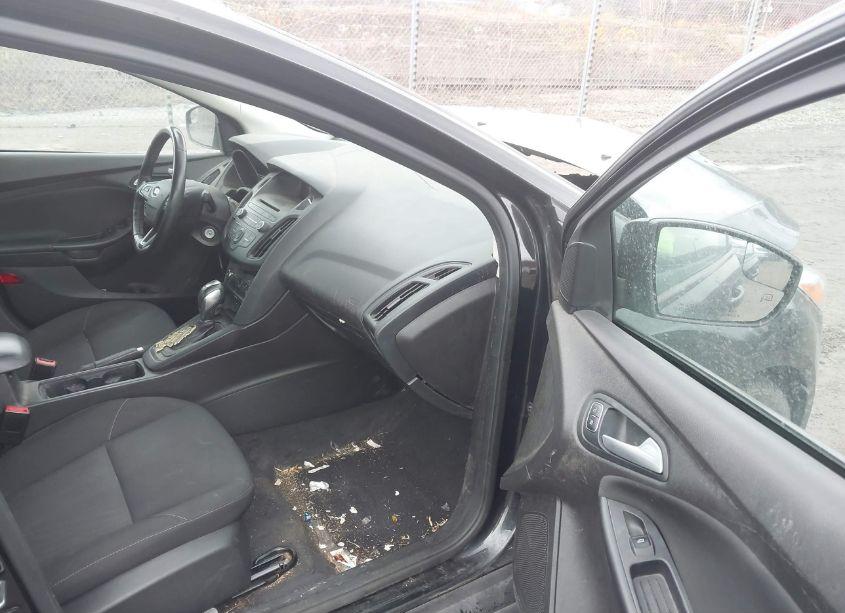 Photo 5 of 2015 Ford Focus SE (VIN 1FADP3F29FL373462)