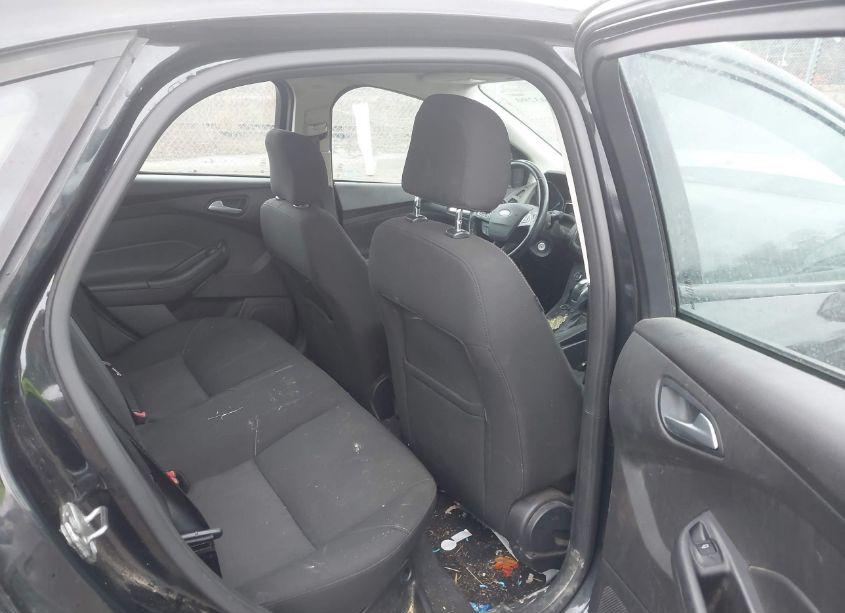 Photo 8 of 2015 Ford Focus SE (VIN 1FADP3F29FL373462)