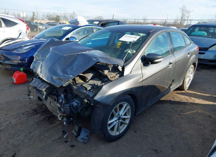 Photo 2 of 2015 Ford Focus SE (VIN 1FADP3F29FL383747)