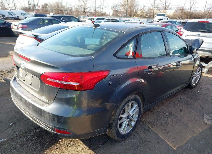 Photo 4 of 2015 Ford Focus SE (VIN 1FADP3F29FL383747)