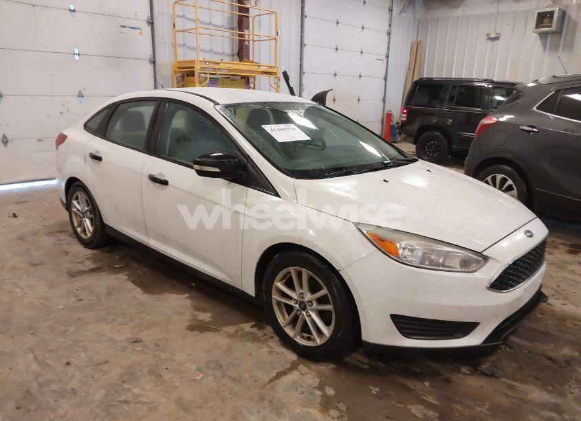 2016 Ford Focus SE (VIN 1FADP3F29GL227483) main photo
