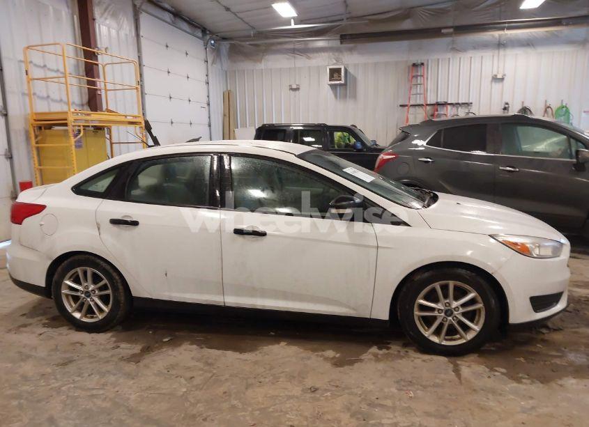 Photo 13 of 2016 Ford Focus SE (VIN 1FADP3F29GL227483)