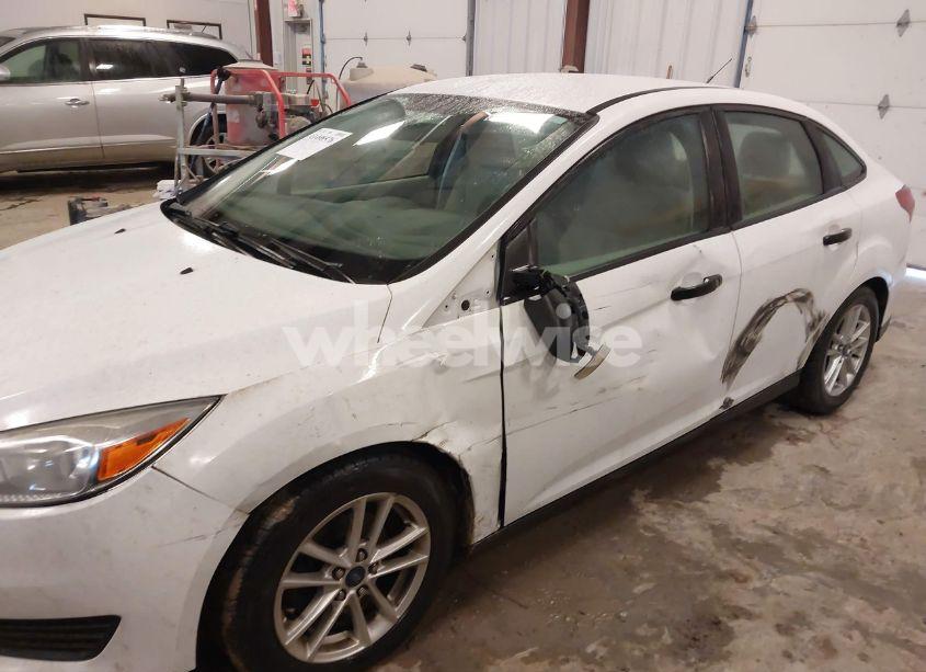 Photo 2 of 2016 Ford Focus SE (VIN 1FADP3F29GL227483)