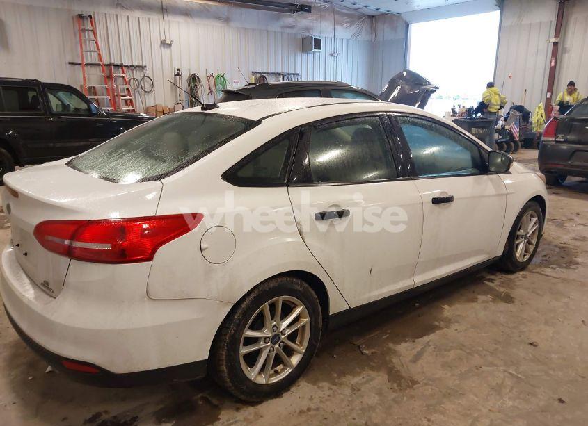 Photo 4 of 2016 Ford Focus SE (VIN 1FADP3F29GL227483)