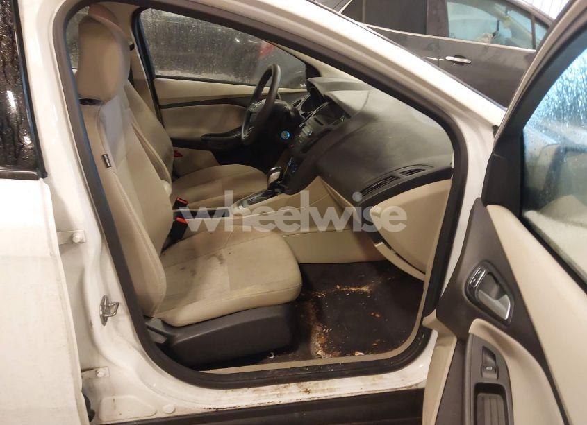 Photo 5 of 2016 Ford Focus SE (VIN 1FADP3F29GL227483)