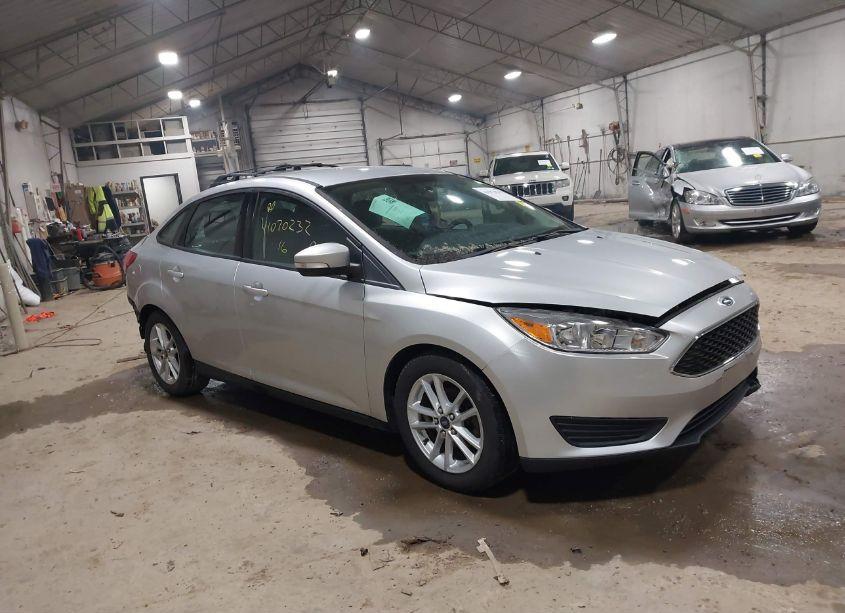 2016 Ford Focus SE (VIN 1FADP3F29GL247488) main photo