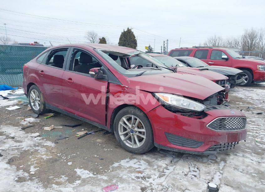 2016 Ford Focus SE (VIN 1FADP3F29GL252383) main photo