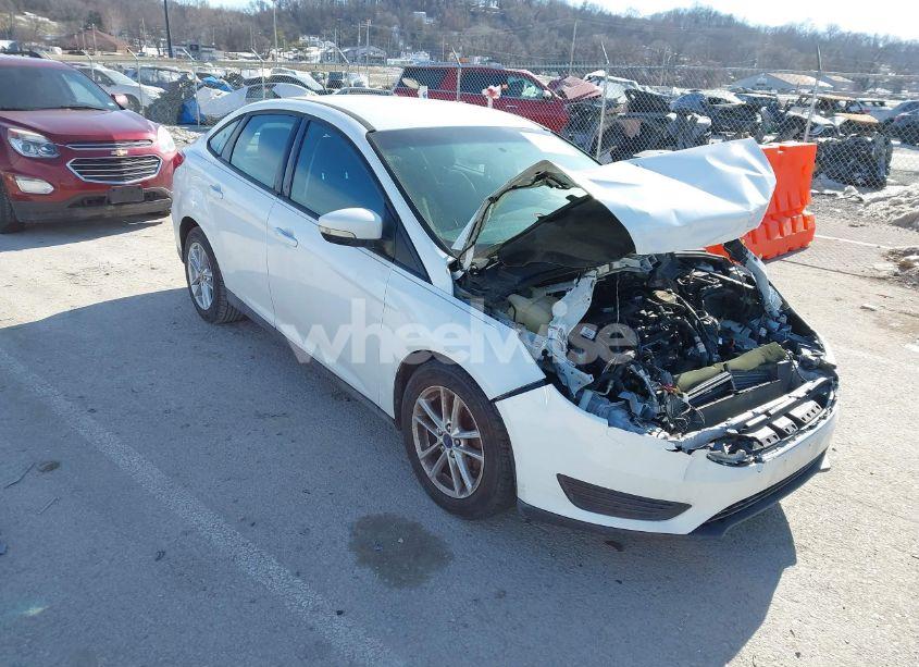 2016 Ford Focus SE (VIN 1FADP3F29GL267711) main photo
