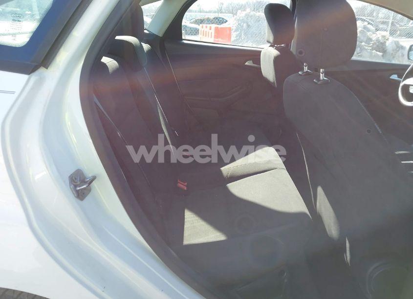 Photo 8 of 2016 Ford Focus SE (VIN 1FADP3F29GL267711)