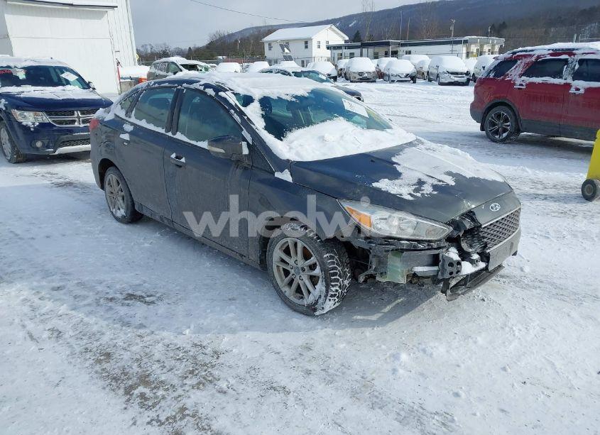 2016 Ford Focus SE (VIN 1FADP3F29GL329740) main photo