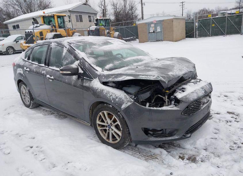 2016 Ford Focus SE (VIN 1FADP3F29GL384947) main photo