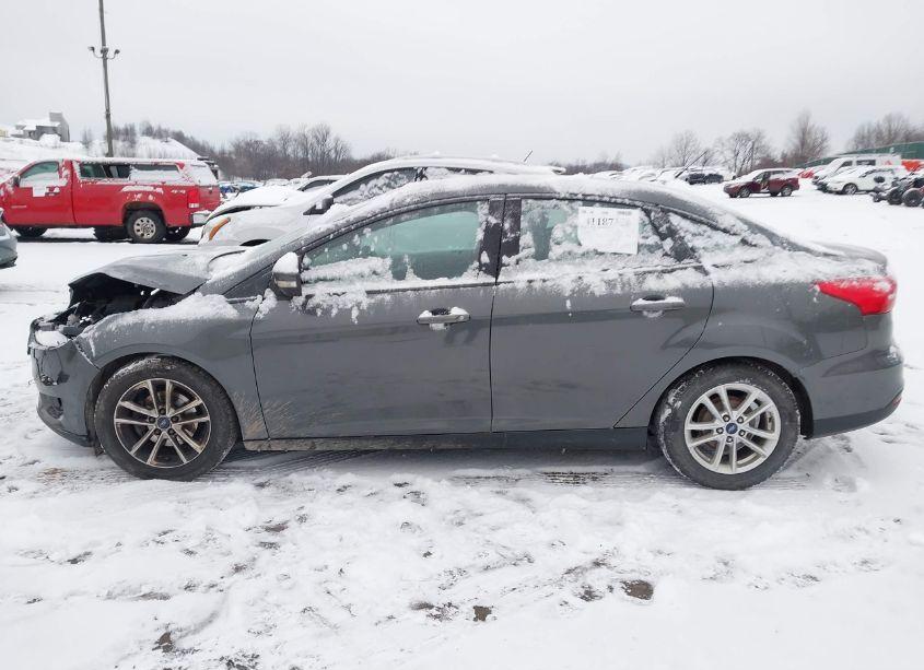 Photo 14 of 2016 Ford Focus SE (VIN 1FADP3F29GL384947)