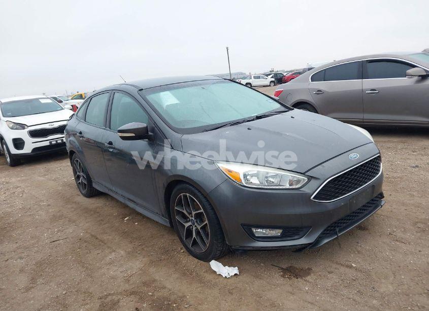 2016 Ford Focus SE (VIN 1FADP3F29GL391381) main photo