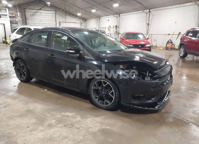 2016 Ford Focus SE (VIN 1FADP3F29GL403352) main photo