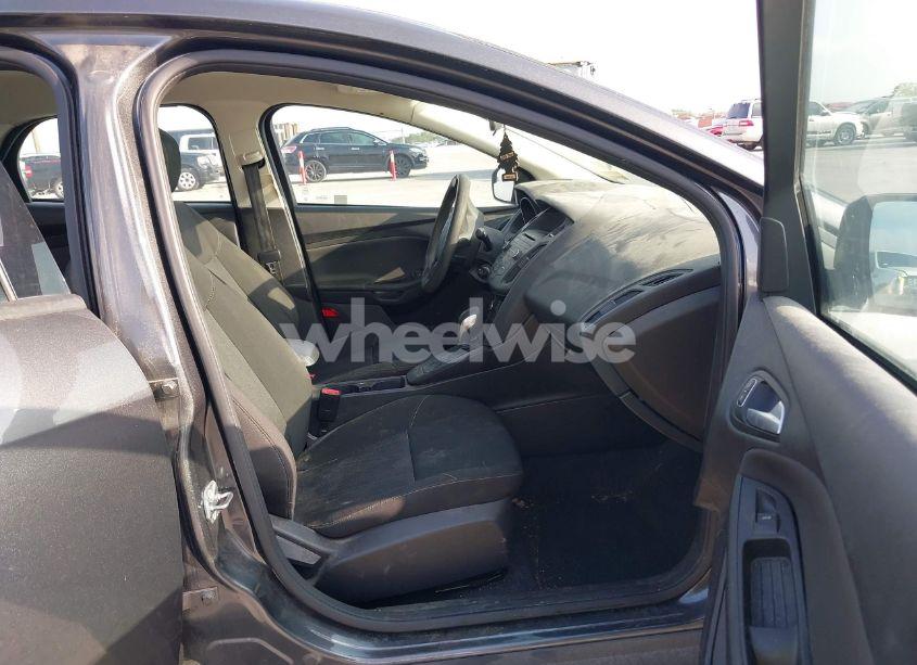 Photo 5 of 2017 Ford Focus SE (VIN 1FADP3F29HL220261)