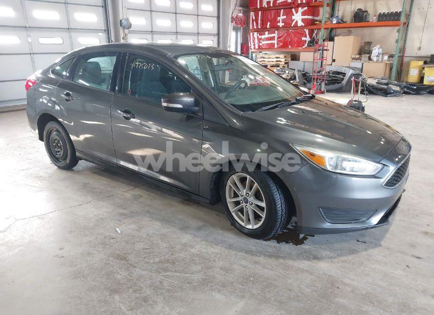 2017 Ford Focus SE (VIN 1FADP3F29HL220440) main photo