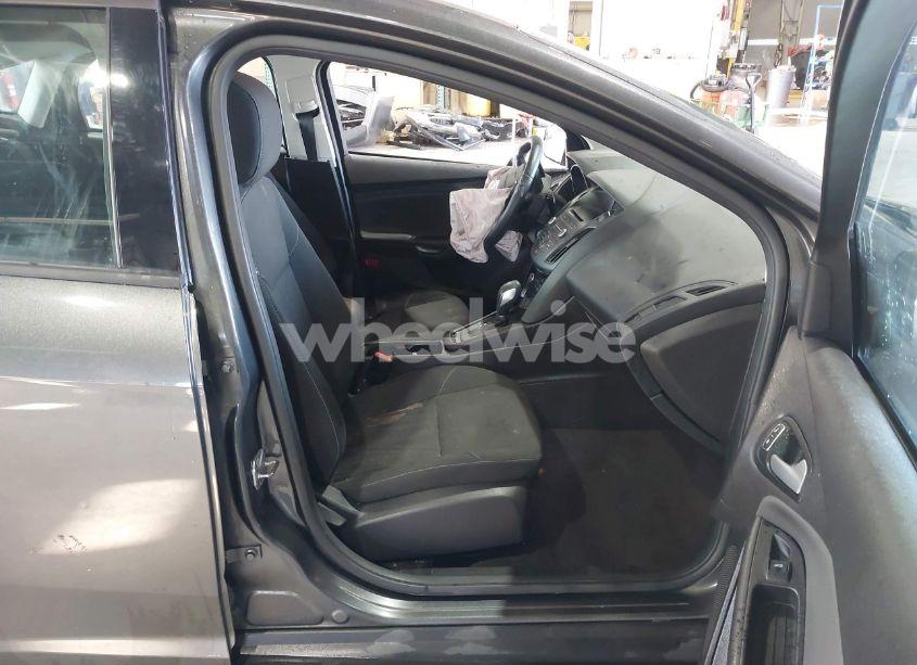 Photo 5 of 2017 Ford Focus SE (VIN 1FADP3F29HL220440)