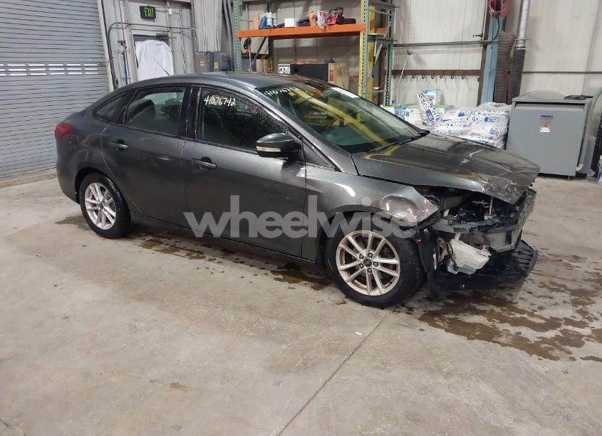 2017 Ford Focus SE (VIN 1FADP3F29HL276393) main photo
