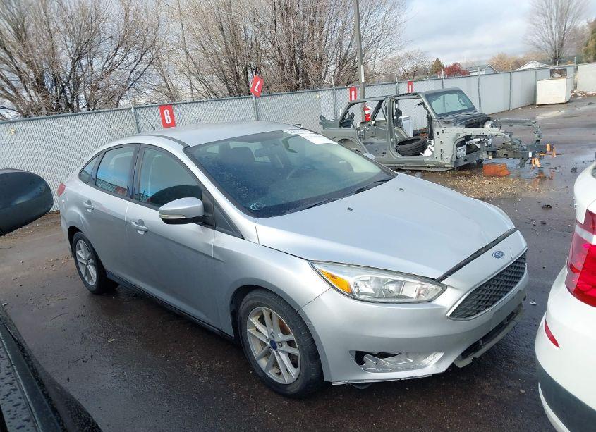 2017 Ford Focus SE (VIN 1FADP3F29HL284560) main photo
