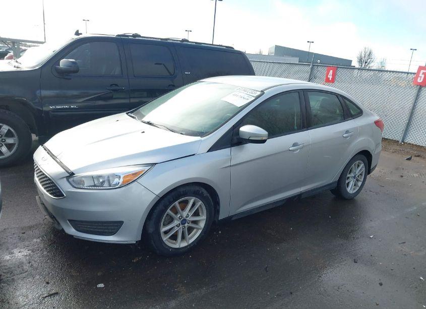 Photo 2 of 2017 Ford Focus SE (VIN 1FADP3F29HL284560)