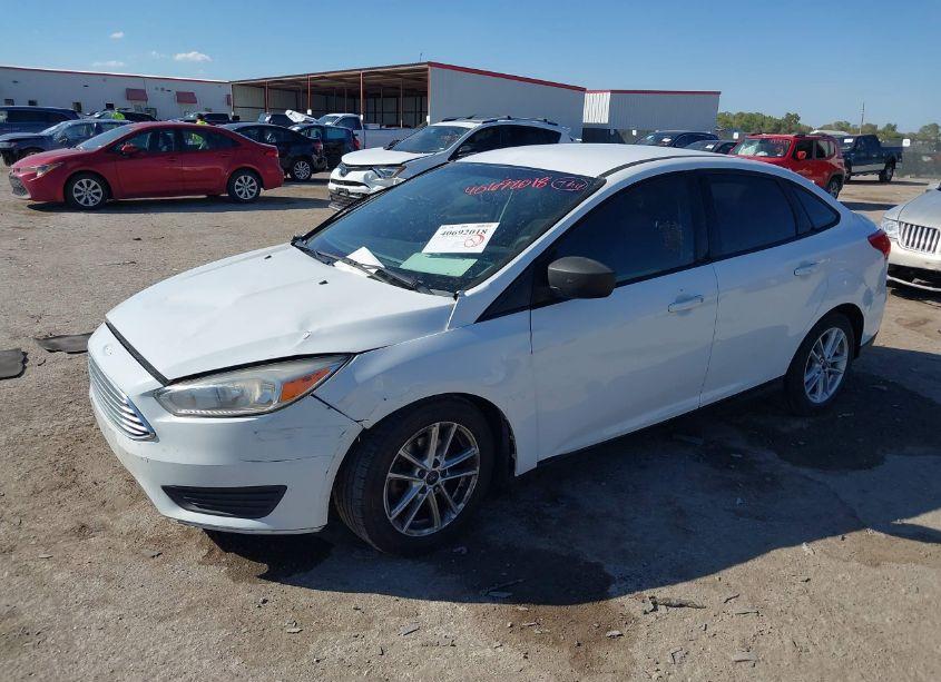 Photo 2 of 2017 Ford Focus SE (VIN 1FADP3F29HL299107)