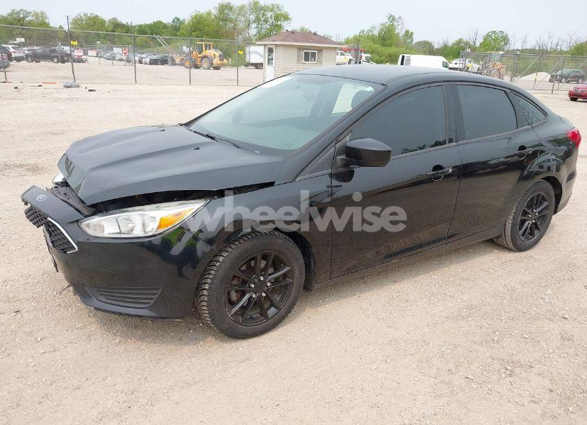Photo 2 of 2018 Ford Focus SE (VIN 1FADP3F29JL202591)