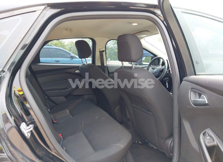 Photo 8 of 2018 Ford Focus SE (VIN 1FADP3F29JL202591)