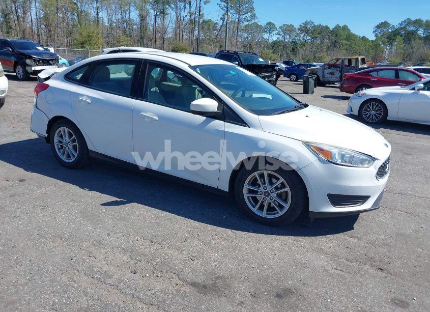 2018 Ford Focus SE (VIN 1FADP3F29JL231931) main photo