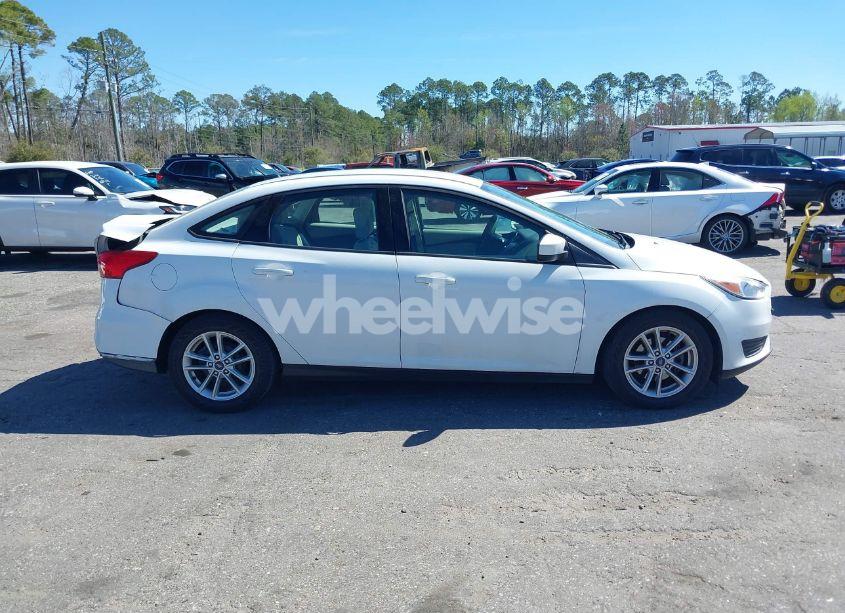 Photo 13 of 2018 Ford Focus SE (VIN 1FADP3F29JL231931)