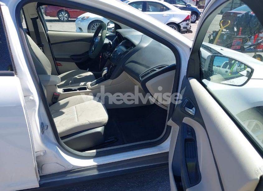 Photo 5 of 2018 Ford Focus SE (VIN 1FADP3F29JL231931)