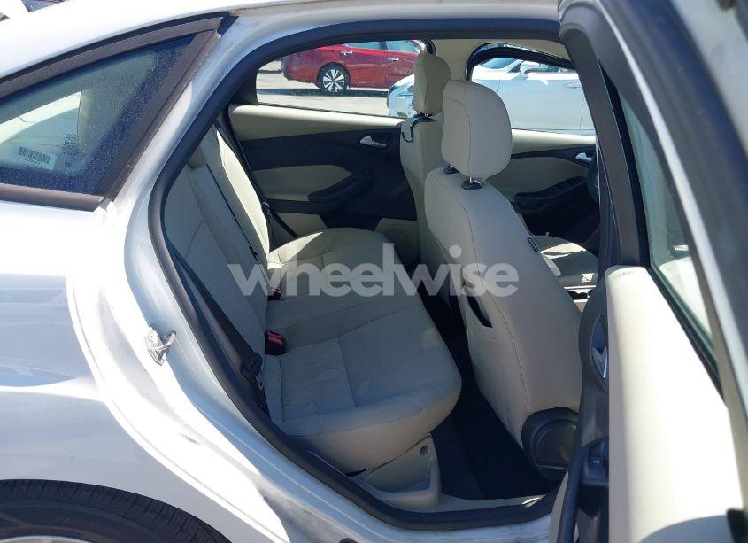 Photo 8 of 2018 Ford Focus SE (VIN 1FADP3F29JL231931)
