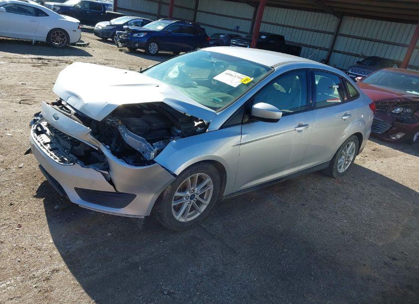 Photo 2 of 2018 Ford Focus SE (VIN 1FADP3F29JL252083)