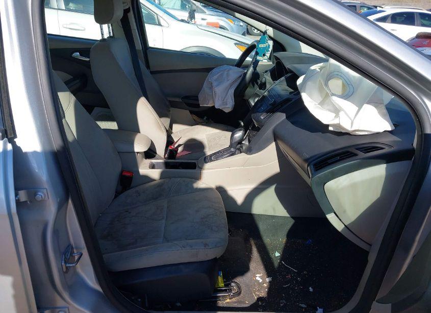 Photo 5 of 2018 Ford Focus SE (VIN 1FADP3F29JL252083)