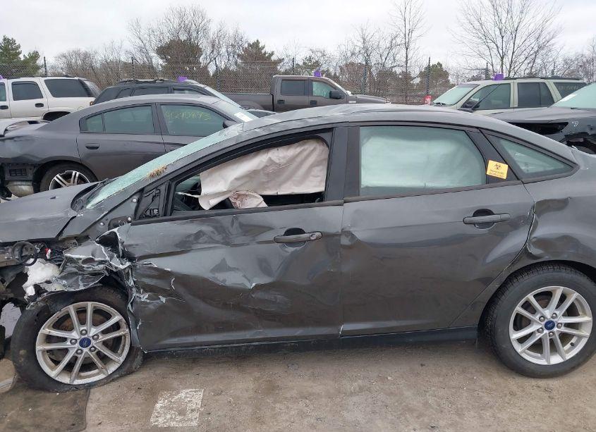 Photo 14 of 2018 Ford Focus SE (VIN 1FADP3F29JL257428)