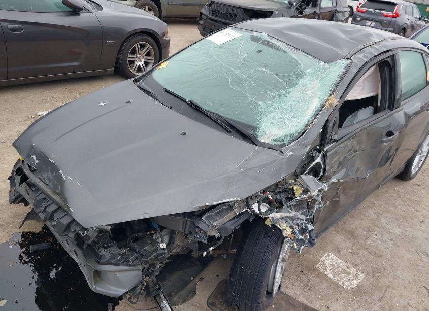 Photo 16 of 2018 Ford Focus SE (VIN 1FADP3F29JL257428)