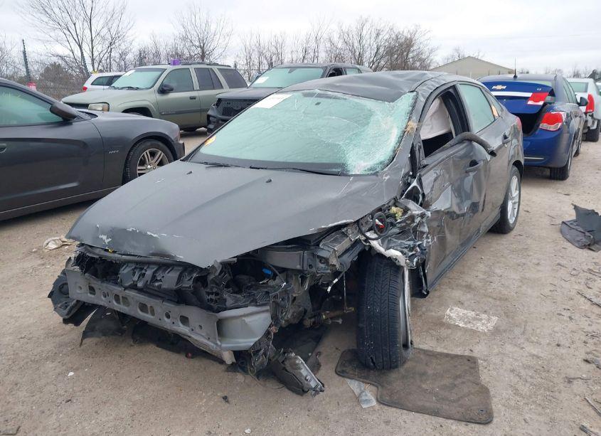 Photo 2 of 2018 Ford Focus SE (VIN 1FADP3F29JL257428)