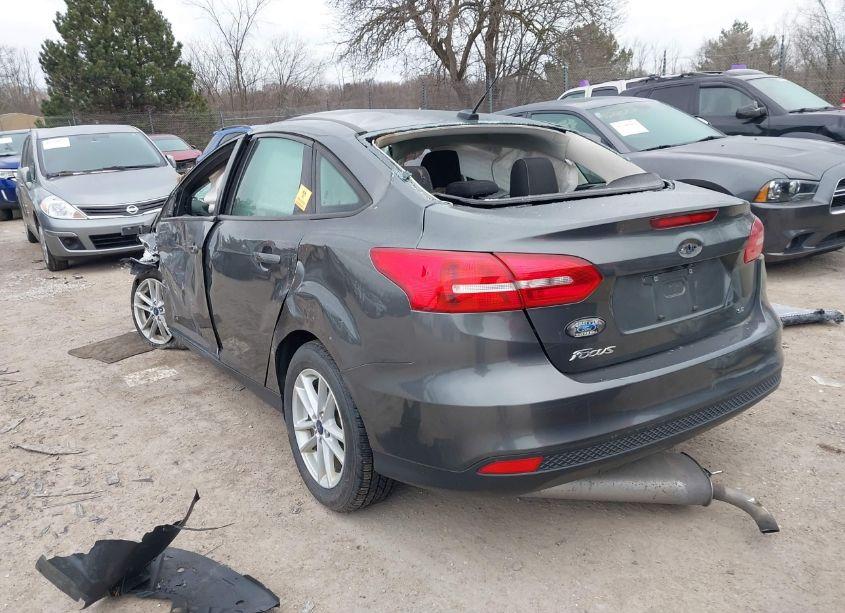 Photo 3 of 2018 Ford Focus SE (VIN 1FADP3F29JL257428)