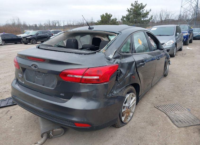 Photo 4 of 2018 Ford Focus SE (VIN 1FADP3F29JL257428)