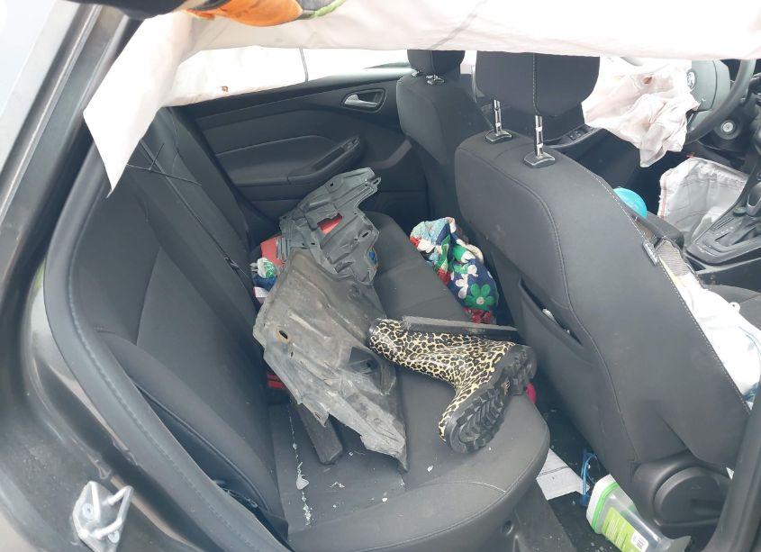 Photo 8 of 2018 Ford Focus SE (VIN 1FADP3F29JL257428)