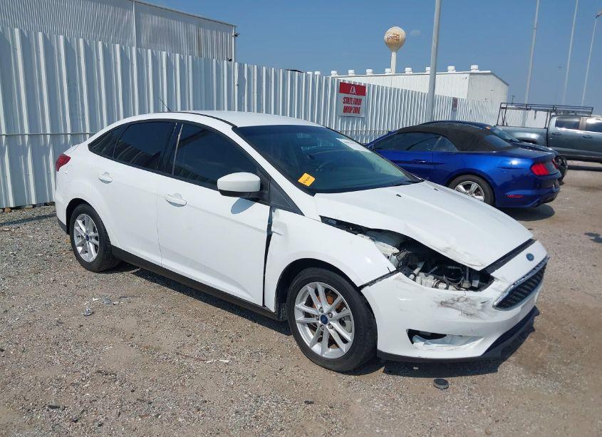 2018 Ford Focus SE (VIN 1FADP3F29JL262130) main photo