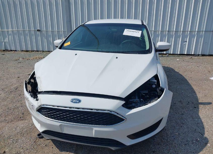 Photo 13 of 2018 Ford Focus SE (VIN 1FADP3F29JL262130)