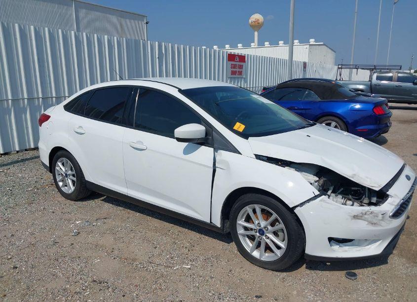 Photo 14 of 2018 Ford Focus SE (VIN 1FADP3F29JL262130)