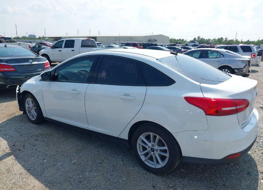 Photo 15 of 2018 Ford Focus SE (VIN 1FADP3F29JL262130)